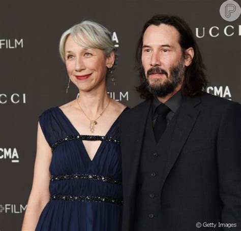 Keanu Reeves Posa Com 1ª Namorada Após 20 Anos Solteiro Conheça Artista Que Movimentou Web