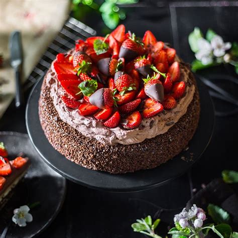 Schnelle Schokoladen-Erdbeer-Torte | Schokoladentorte rezept, Tiefkühltorte, Erdbeer torte