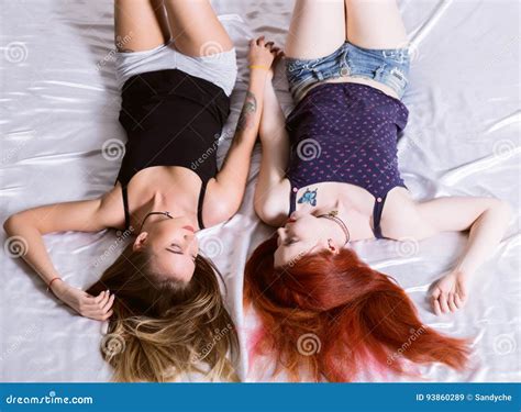 Dos Novias Huging Y Que Se Besan En Una Cama En Dormitorio Brillante