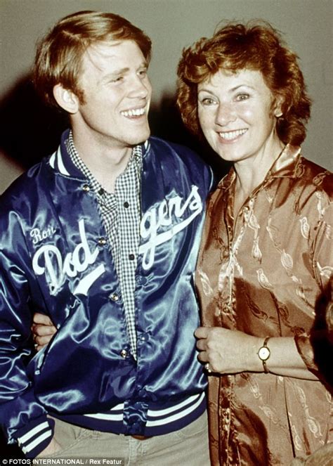ron howard from happy days and his on screen mother happy days show marion ross the fonz 1970s