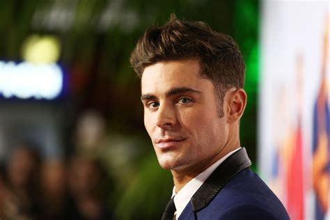 Zac efron and vanessa valladares are over after less than a year together, according to one of his friends, who also revealed the actor's busy work schedule played a part in the split. Zac Efron encontró en el deporte la adrenalina para su vida