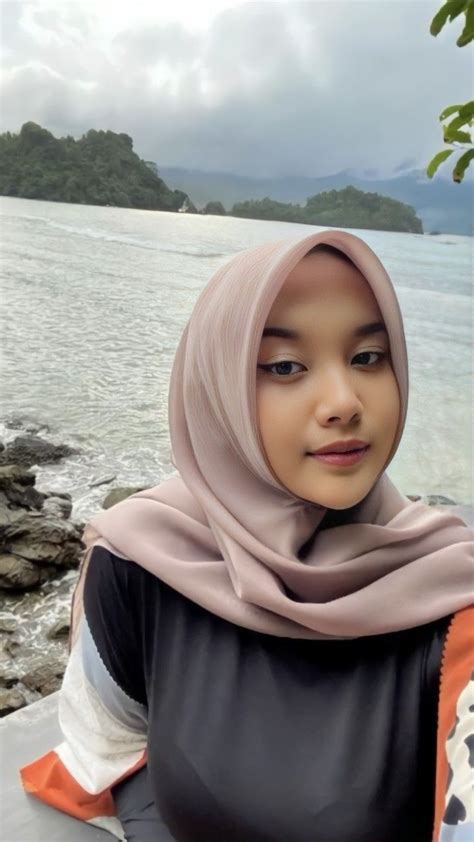 Mau Crottt Ya Kamu Shared By Ruirui~ On We Heart It In 2022 Beautiful Hijab Hijabi Girl