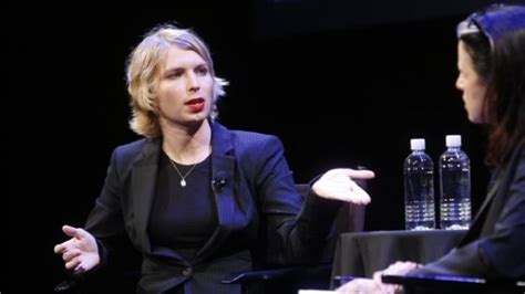 Последние твиты от chelsea e. Chelsea Manning: Ex-army leaker to run for US