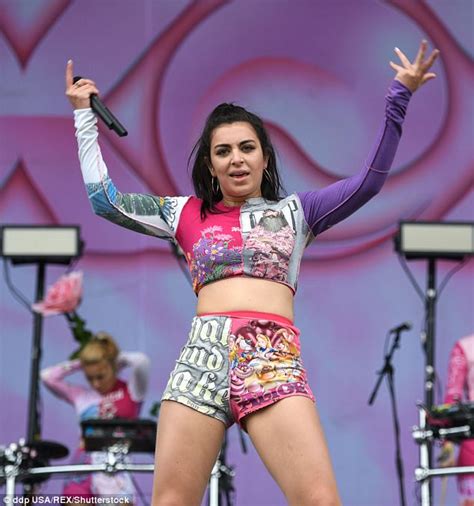 Charli Xcx Flaunts Toned Tummy At Lollapalooza Festival Daily Mail Online