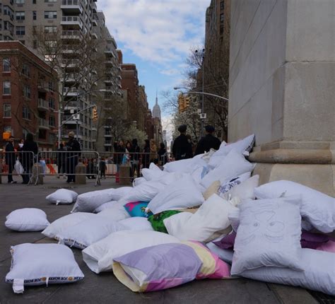 Giant Pillow Fight Nyc In The Middle Of Washington Square New York Cliché