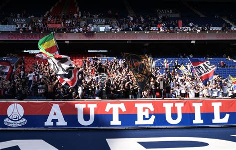 Video Ultras Greet Psg Bus With Chants And Flares Ahead Of Champions