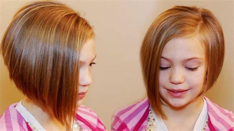 شعر قصير كيرلي مزين بمجموعة من إكسسوارات الشعر التي تأخذ شكل ورود. قصات شعر اطفال بنات بويه - Eduserver