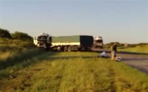 Dos muertos y dos heridos al colisionar una combi contra un camión en