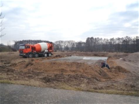 Lässt man das ganze von einem fachmann machen, kommen die kosten für den aushub des erdreichs dazu. Selbstbau - Bodenplatte herstellen