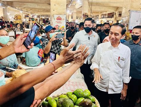 Berkunjung Ke Pasar Anyar Singaraja Di Kabupaten Buleleng Bali Siang