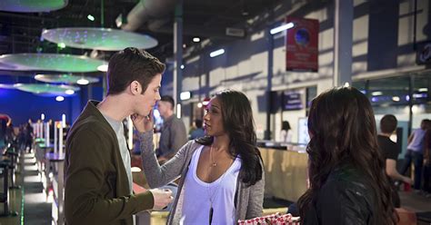 Barry And Iris Kiss On The Flash Just Before Barry Finally Reveals His