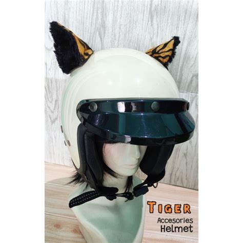 helm telinga kucing