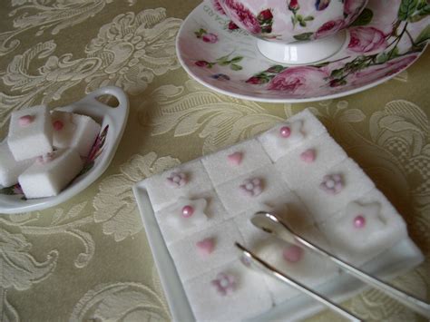 Ho sempre odorato usare le zollette di zucchero decorate, per dolcificare il tè del pomeriggio. zollette di zucchero decorate con pasta di zucchero
