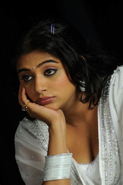 Priyamani Telugu Cute Actress Latest Stills Hot Photos In Saree