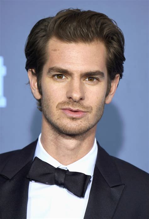 When he was three, he moved to surrey, u.k., with his parents and older brother. Andrew Garfield - Limão Mecânico