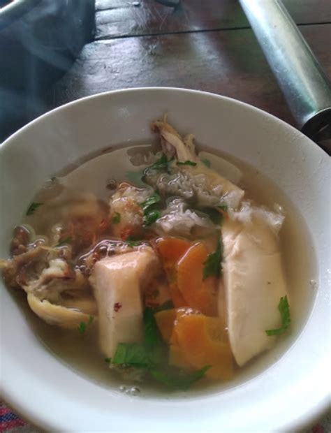 Bahan yang digunakan adalah pisang, santan, telur, serta daun pisang. 3 Rekomendasi Sop Ayam Enak di Boyolali