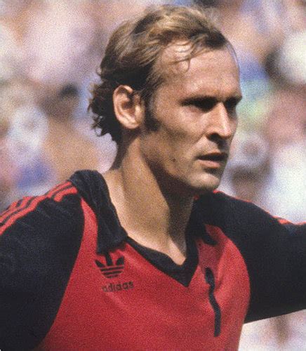 Jan Van Beveren Star Dutch Goalkeeper Dies At 63 The New York Times