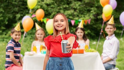 Muchacha Sonriente Con La Bebida De La Poder En La Fiesta De Cumplea Os Imagen De Archivo