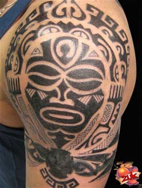 Ayúdanos a encontrar al autor cuándo hacerse un tatuaje en el hombro. Tatuaje maorí en el hombro - Tatuajes en blanco y negro