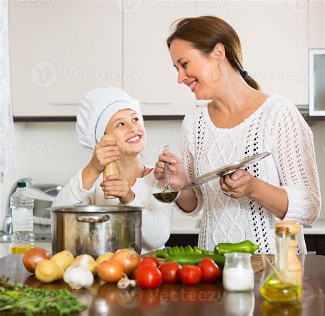 Madre E Hija Cocinando Juntas 751284 Foto De Stock En Vecteezy