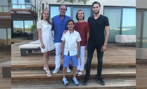 Tff başkanlığından istifa eden yıldırım demirören'in hayatı şu şekilde… yıldırım demirören kimdir? Yıldırım Demirören kimdir eşi Revna Demirören ve çocukları ...