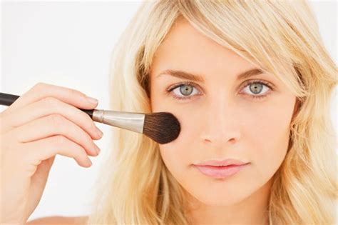 I to have heard make up artists use brushes to apply foundation, but i'm not sure that i could master the technique. Tips On How To Apply Foundation