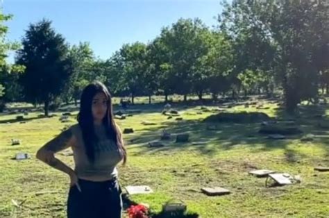 Escándalo En Argentina Grabaron Un Video Porno En Un Cementerio Profanaron Tumbas Y Lo