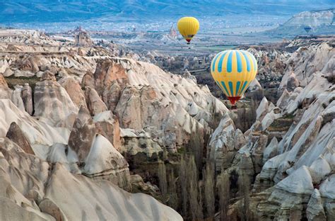 Da, baloanele cu aer cald de la câmpul cetății. Cu balonul peste Cappadocia