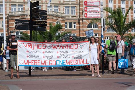 Op het malieveld bezongen ze de liefde, de vrijheid en de waarheid. Actiegroep ''Virus Waarheid'' demonstreert in Den Haag ...