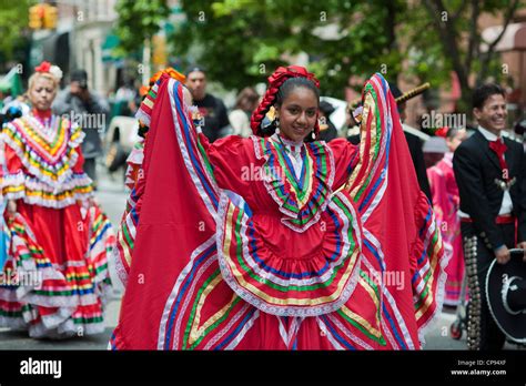 Dancers In The Cinco De Mayo Parade In New York Stock Photo Alamy