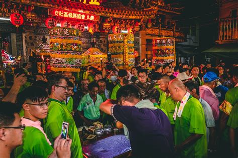 • tiga aliran yang terutama katolik roma (1.2 bilion penganut) ortodoks (ortodoks timur dan ortodox timur tengah), protestan (anglikanisme, reformasi, luteran, methodis, injili, and pentekostalisme. Ajaran Buddha & 2 Ajaran Lain Ini Adalah Agama Utama Kaum Cina