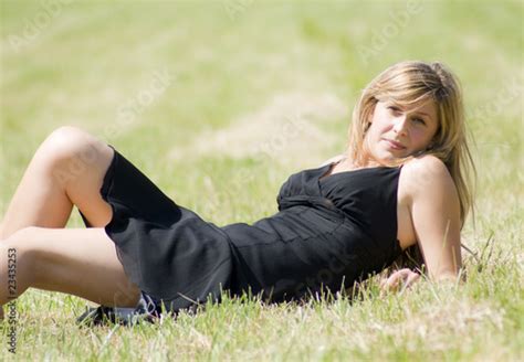 jolie jeune femme allongée dans l herbe Acheter cette photo libre de