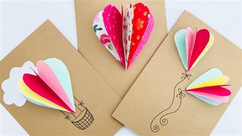 Once you've made your decision, randomly cut up the double color card sheets into big or small square sections. Pop up heart cards | Kids Crafts | Mas & Pas