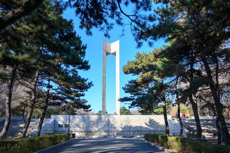 长春地标建筑之一：长春解放纪念碑，高30多米，仿佛一座巨门长春纪念碑南湖公园新浪新闻