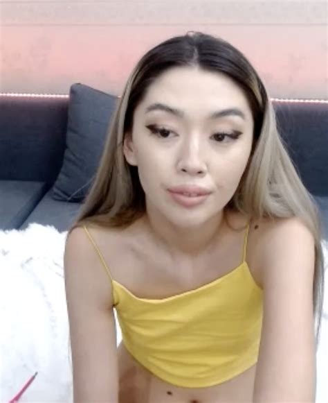 ️asian Girls Live On Twitter Hot And Getting Naked On Her Webcam