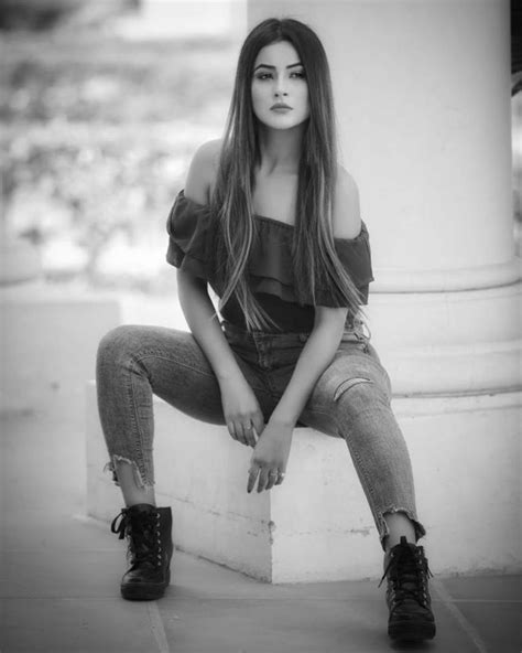 However, she has been working as an actress since 2015 after appearing in gurvinder brar's punjabi music video. Siddharth Shukla Bigg Boss 13 Biography, Life Style, wiki, girlfriend, Salary