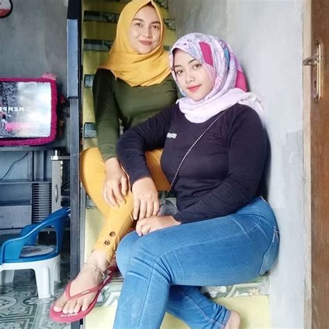 Pin Oleh Senpai Di Wanita Berlekuk Di 2020 Gaya Hijab Wanita Berlekuk Wanita Terseksi