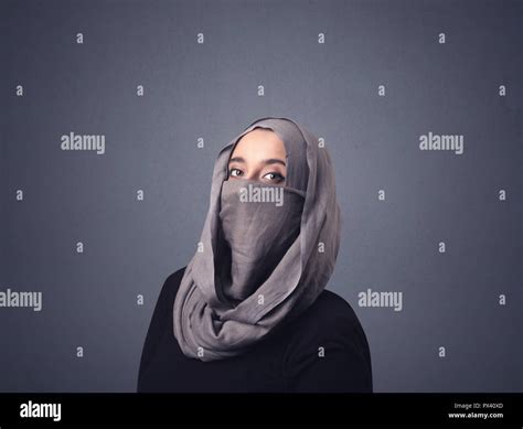 Junge Muslimische Frau Trägt Niqab Stockfotografie Alamy