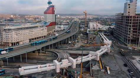 Arbetet med den nya hisingsbron är i full gång och växer nu fram från varsin sida av göta älv. Hisingsbron, Göteborg | skanska.se