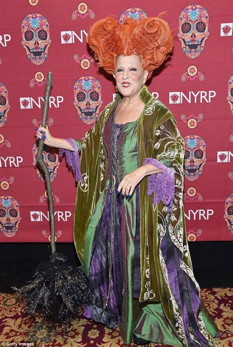 Bette Midler Dresses As Her Hocus Pocus Character Winnie Sanderson Celebrity Halloween