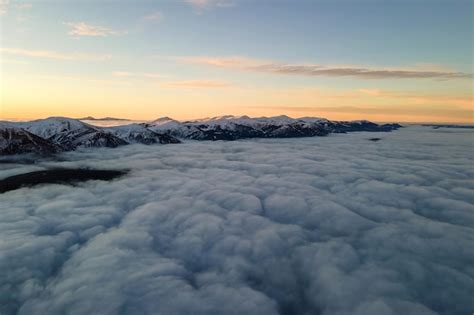 Vista Aérea Del Vibrante Amanecer Sobre Densas Nubes Blancas Con
