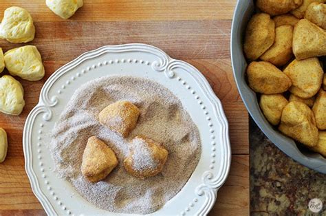 In normal size bowl, combine sugar and cinnamon and blend well. Easy Monkey Bread Recipe | Live Craft Eat