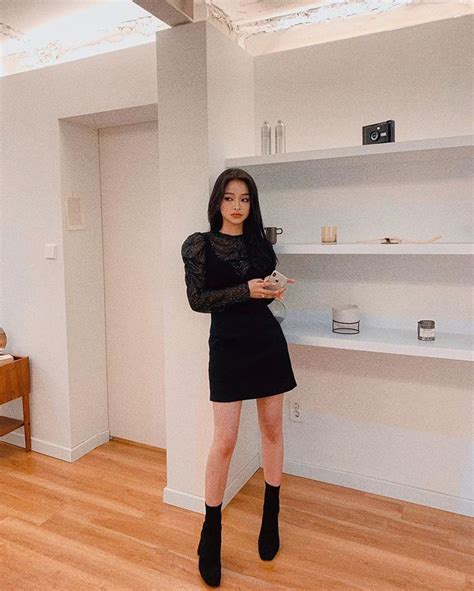 강경민 Kkmmmkk • Instagram Photos And Videos In 2020 Uzzlang Girl Fashion Leather Skirt