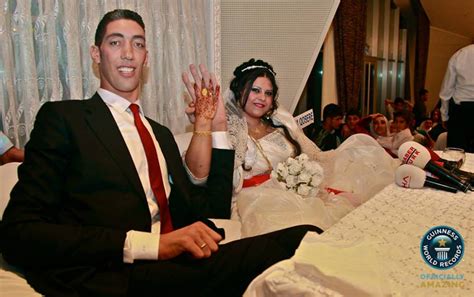 Worlds Tallest Man 8 Foot 3 Sultan Kosen Marries 59 Girlfriend I Fell In Love With His