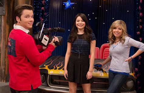 Miranda cosgrove and jennette mccurdy prepare to show off carly's room in this new still from icarly. NickALive!: Drake Bell, Josh Peck, Miranda Cosgrove And ...