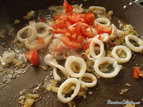Cómo preparar un guiso tradicional de patatas, verduras y calamares. Receta de Calamares guisados | Receta en 2019