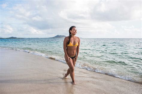 Woman In Bikini Lanikai Beach Oahu Hawaii Lizenzfreies Stockfoto