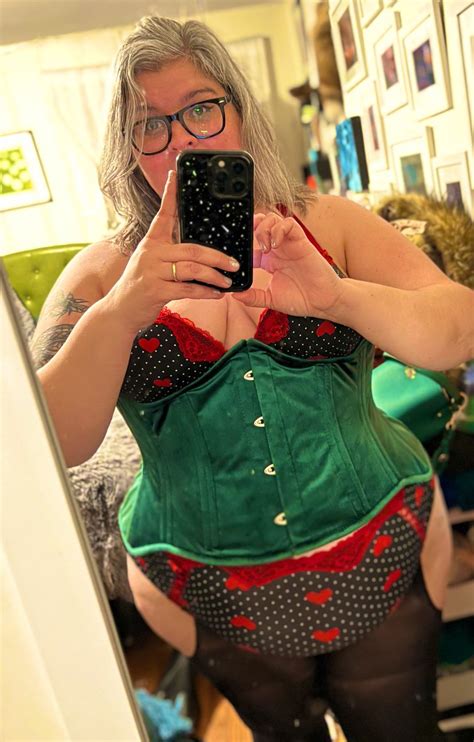Yourbelledejour Sheher On Twitter Not At All The Greatest Pic But This Green Velvet Corset