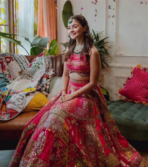 Alia Bhatts Bridal Look Is What Dreams Are Made Of In 2022 Manish Malhotra Lehenga Mehendi