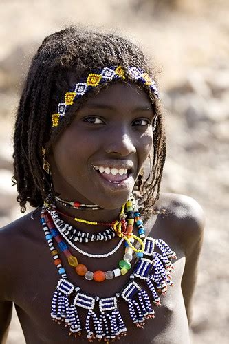 ヌードアフリカの十代の少女 ナレール
